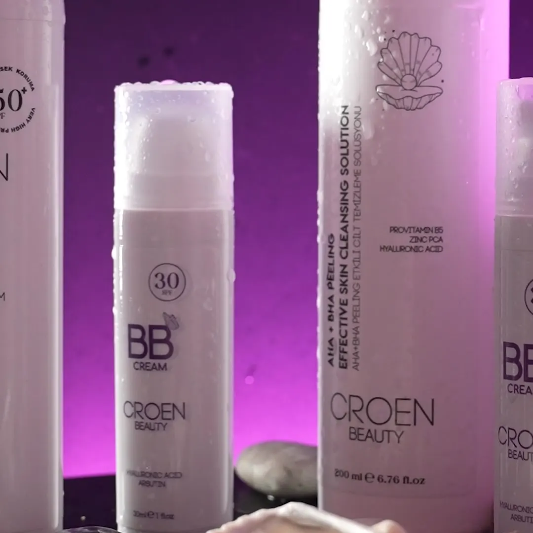 Croen AHA + BHA solüsyonu, BB krem ve güneş kremi mor ışıkta yan yana